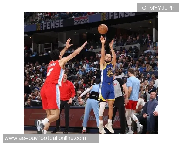 勇士半场狂轰37记三分球刷新历史纪录解说员惊叹球队疯狂出手频率