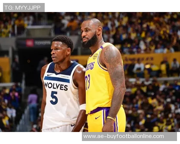 爱德华兹重返亚特兰大客场比赛祖父身穿森林狼装备全力支持